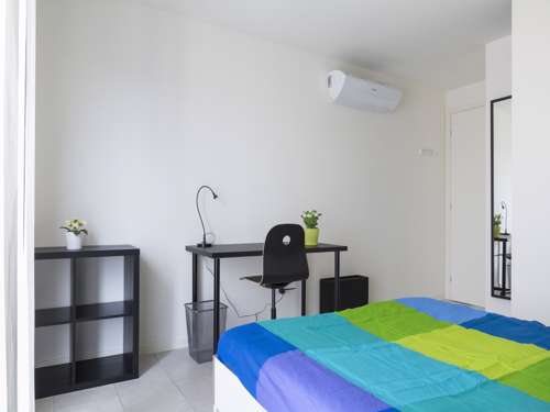 Confortevole stanza singola con aria condizionata e portineria