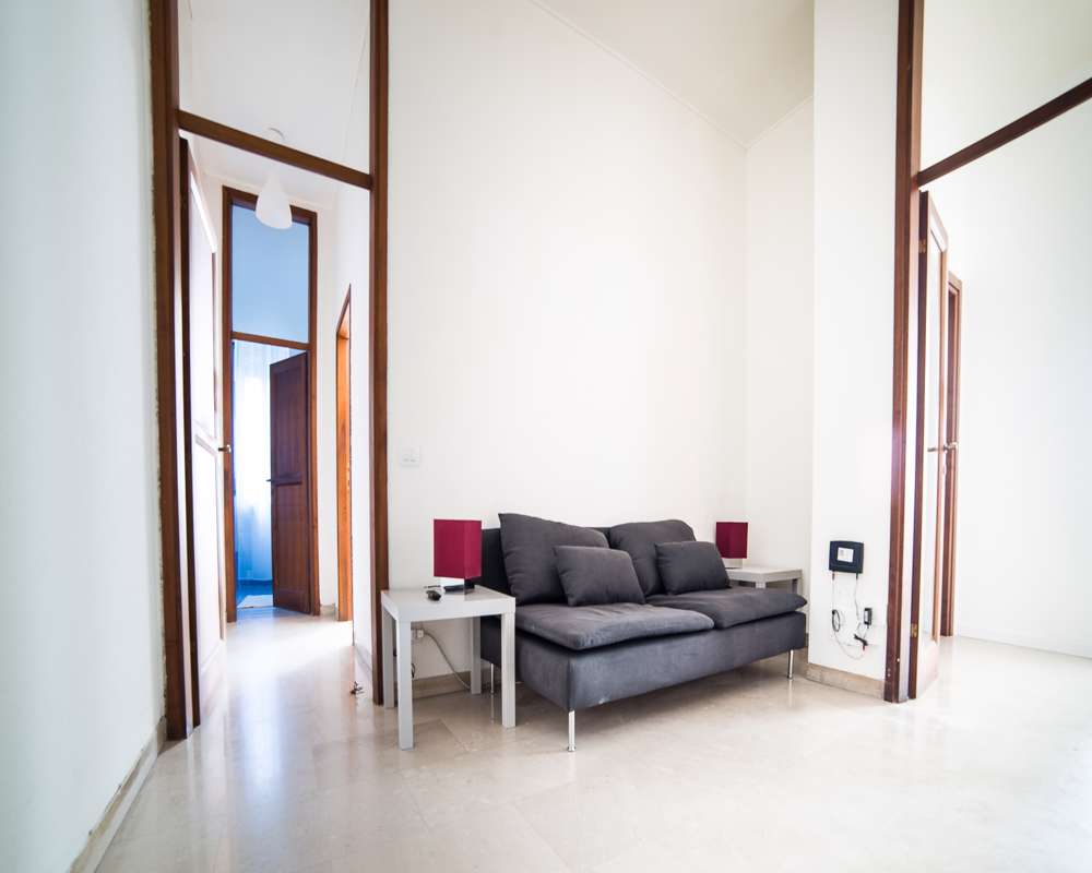 Cozy double bedroom with balcony in a 4-bedroom apartment in Navigli-1