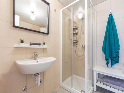 Grande stanza singola con bagno privato e aria condizionata