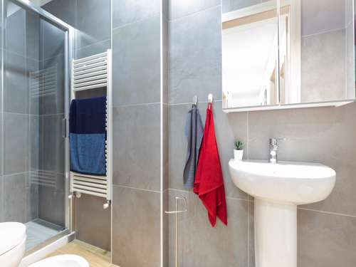Accogliente stanza singola con bagno privato e aria condizionata